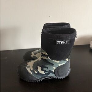 Stonz Kids Black & Green Camo Waterproof Boots